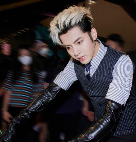 爆料娱乐圈吴亦凡,真相与争议交织的明星之路  第1张